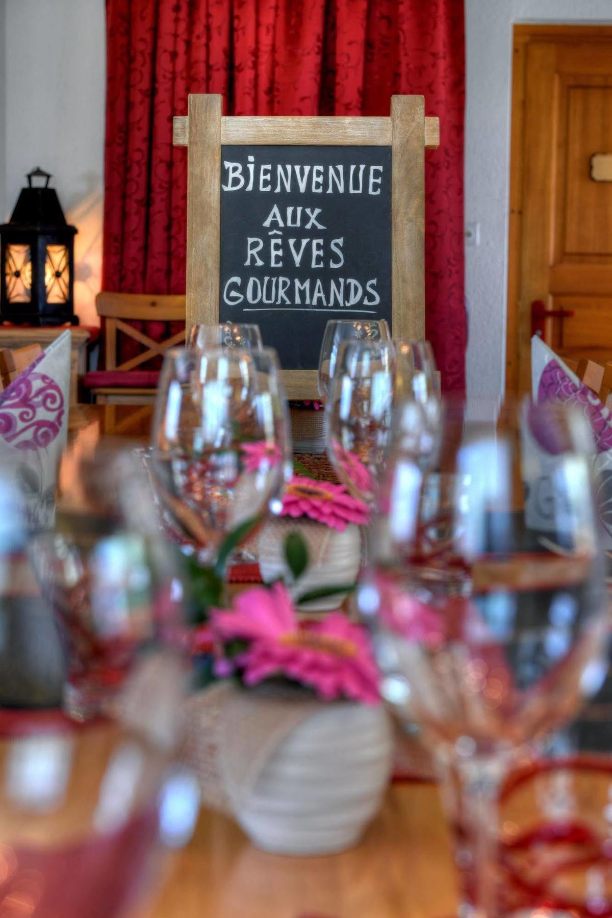 Reves Gourmands, Hotellerie & Gastronomie Vernayaz Esterno foto
