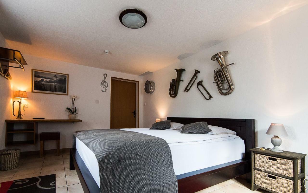 Reves Gourmands, Hotellerie & Gastronomie Vernayaz Esterno foto